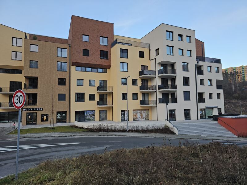 Komerční přízemí domu z ulice