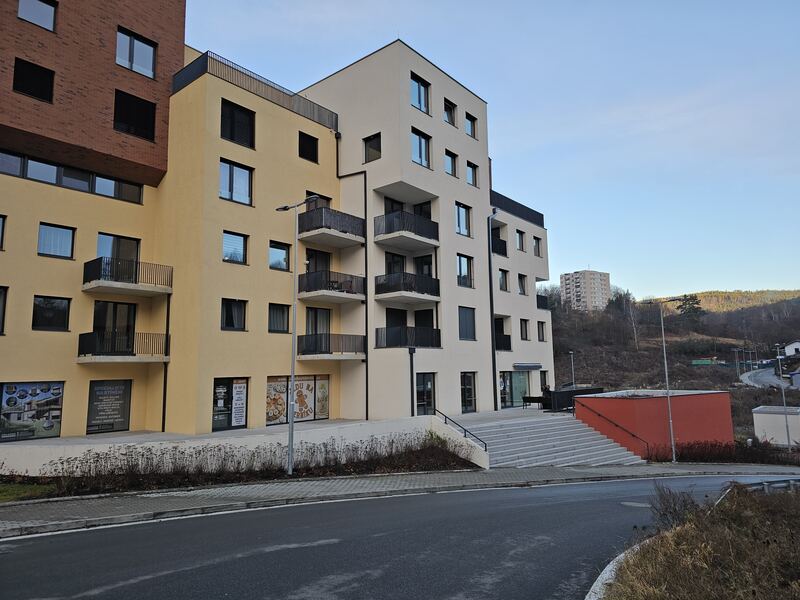 Dům Krumlovský vltavín v ulici Za Jitonou s komerčními prostory v přízemí